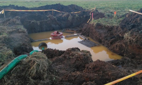 «PHOTO 6. An uncovered fragment of the existing gas pipeline in the western shore.»