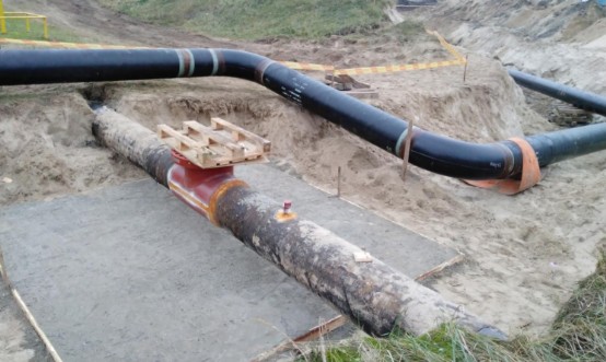 «PHOTO 7. An uncovered fragment of the existing gas pipeline on the eastern side shore.»